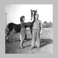 022-0488 Renate und Wilhelm Heymuth bei den Pferden.jpg